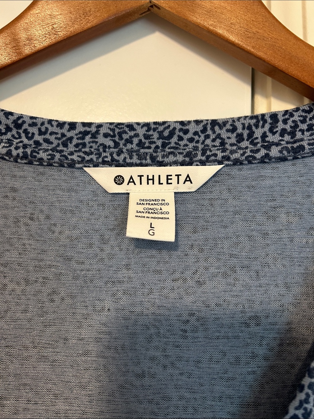 Athleta Blue Animal Print V-Neck Short Sleeve Tee Size Large - Picture 2 of 6
